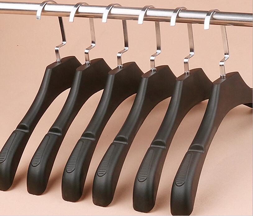Luxe Dikke Brede Schouder Zwart Plastic Hanger voor Jassen, Anti-slip, man's Stijl (8 stuks/partij)