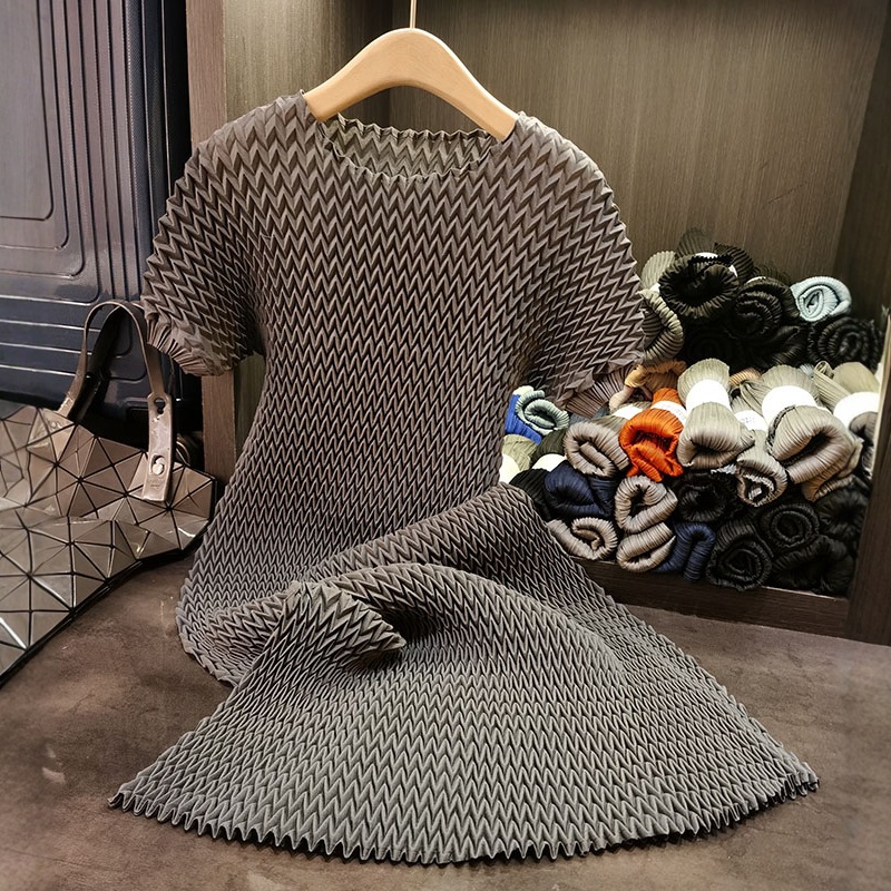 Miyake eksklusive plisserede kjoler sommer løs afslappet plus size foldet nederdel enkel rund hals kortærmet plisseret kjole til kvinder: Beige