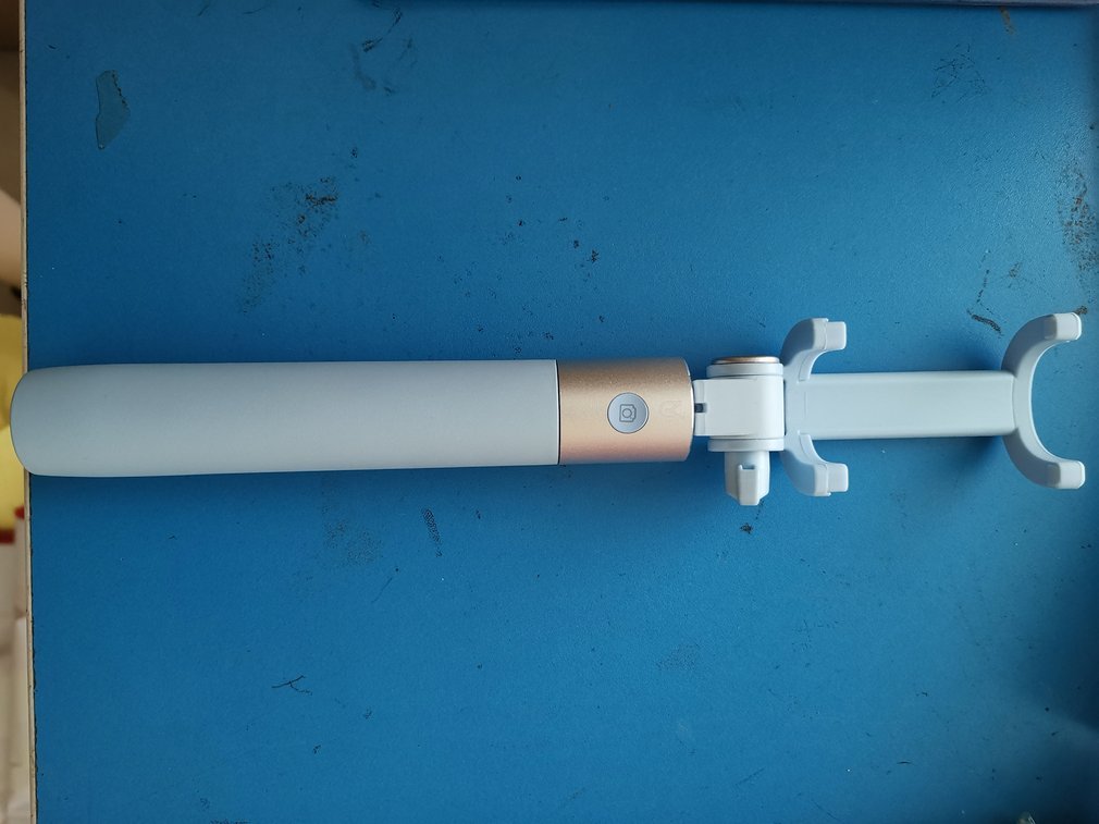 Tragbarer, leichter, kabelloser, ausziehbarer selfie-stick in kompakter faltgröße – auch als einbeinstativ erhältlich.