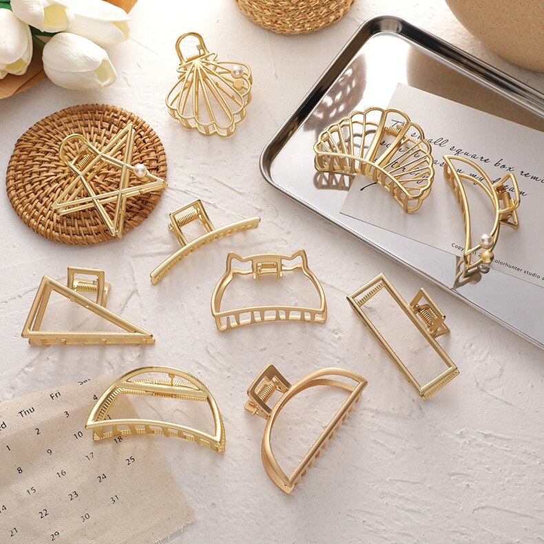 HUANZHI Korean Geometry Star Shell Gold Color Metal Simple Hollow Grip Claw Hair Clip for Women Girls Bath Accessories