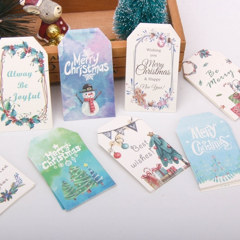 50 stuks/partij vrolijke kerstpapieren labels met touw diy knutselkaarten kerstfeest hangende labels inpakbenodigdheden huishoudelijke artikelen
