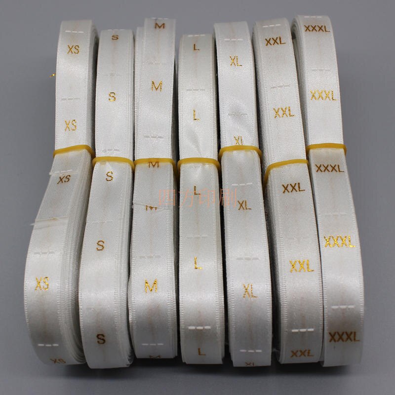500 stks/partij VOORRAAD Wit satijnen label met Gouden tekst kledingstuk kleding geborduurde maat/tags/nummer tags label