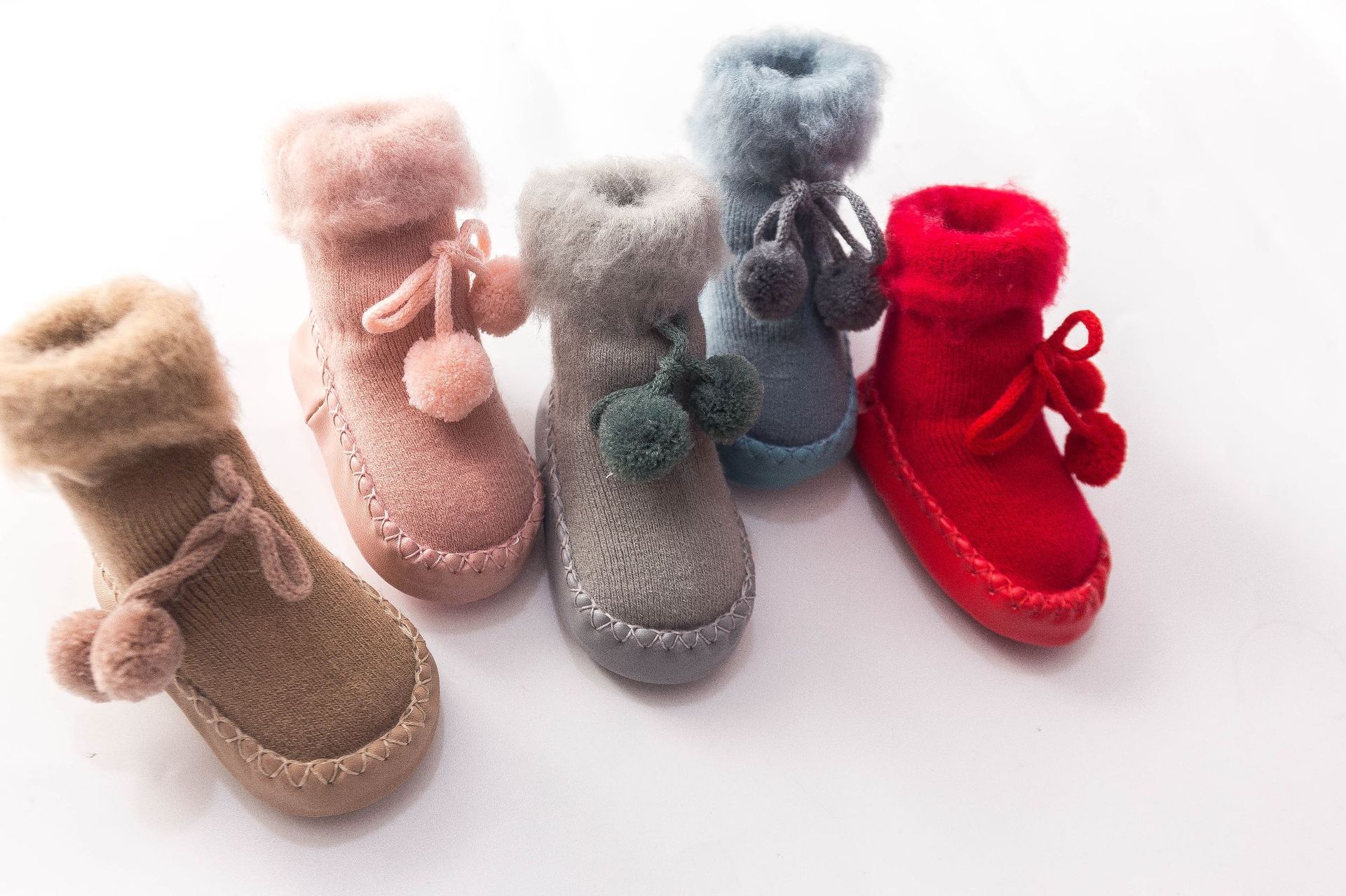 Hiver bébé chaussettes garçon fille Pom Pom chaussettes Chaussure Enfant coton bébé jambières enfants plancher chaussettes anti-dérapant bébé étape chaussettes