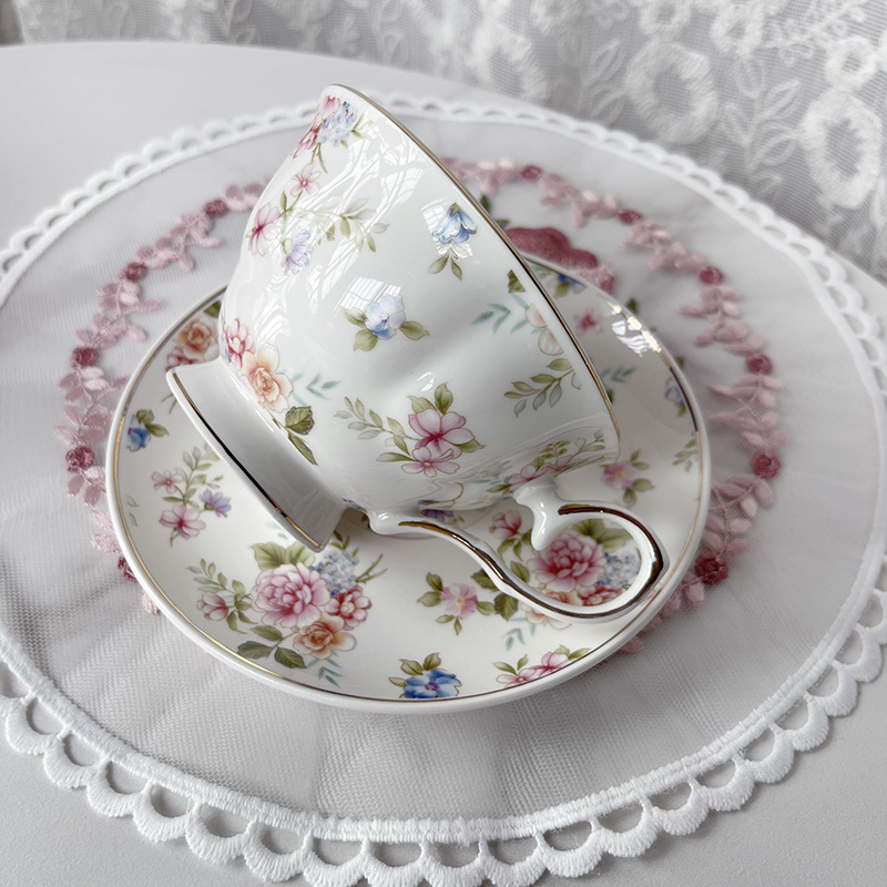 Klassieke koffiekop met schotel, afternoon tea dessertkop, engelse keramische koffiemok met camelia-stempelproces.
