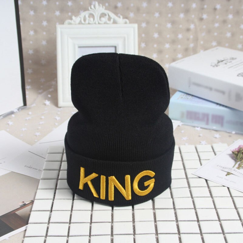 Humoristisk brev bomuldsblanding vinter varm beanies strik king dronning trykt hat broderihue til mænd kvinder: Guld konge