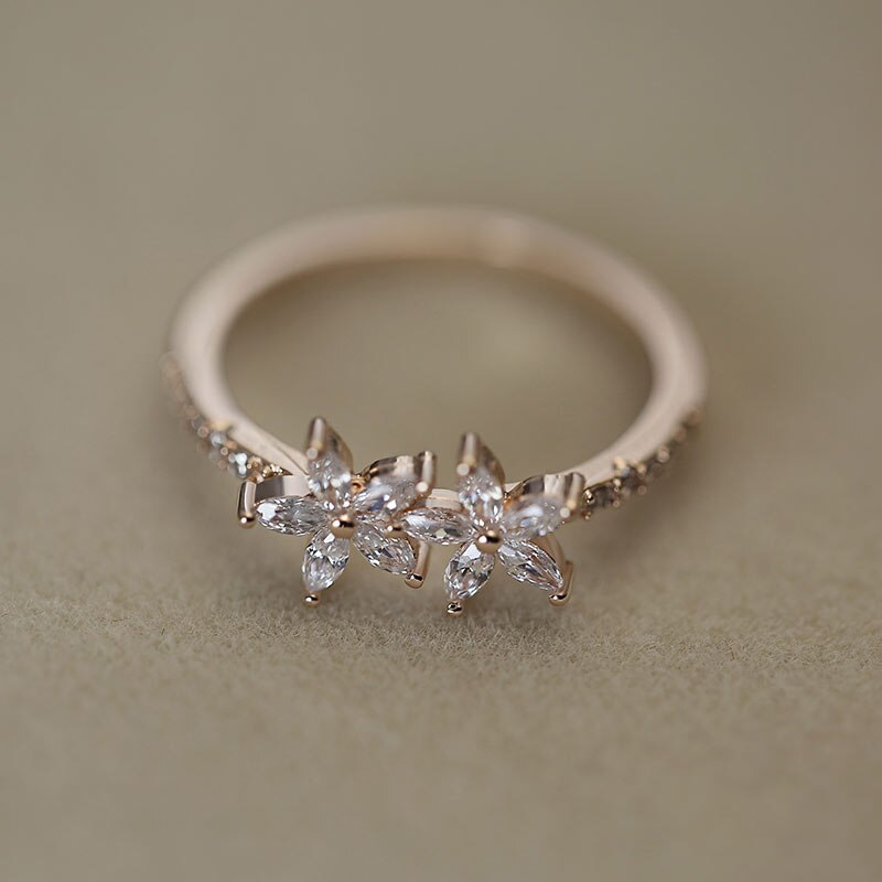 Huitan Pflanzen Ring Für Frauen Romantische Doppel Blume Engagement Ring Chinesische Stilvolle Kirsche geformt Nette Zubehör Für Mädchen