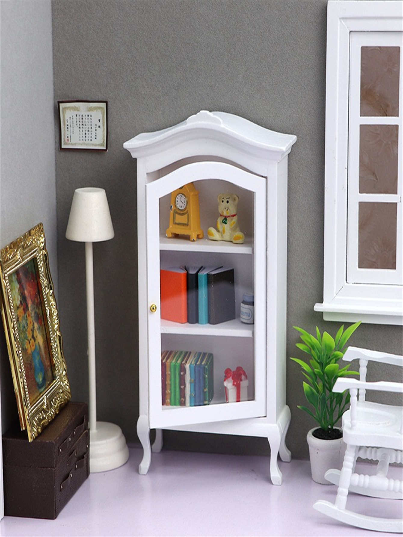 mini vetrina in legno bianco con rapporto 1:12 con anta in vetro trasparente - Vetrina da collezione elegante per la decorazione domestica, scena modello e stoccaggio, accessori per scena modello | design classico di armadietti | Complesso De
