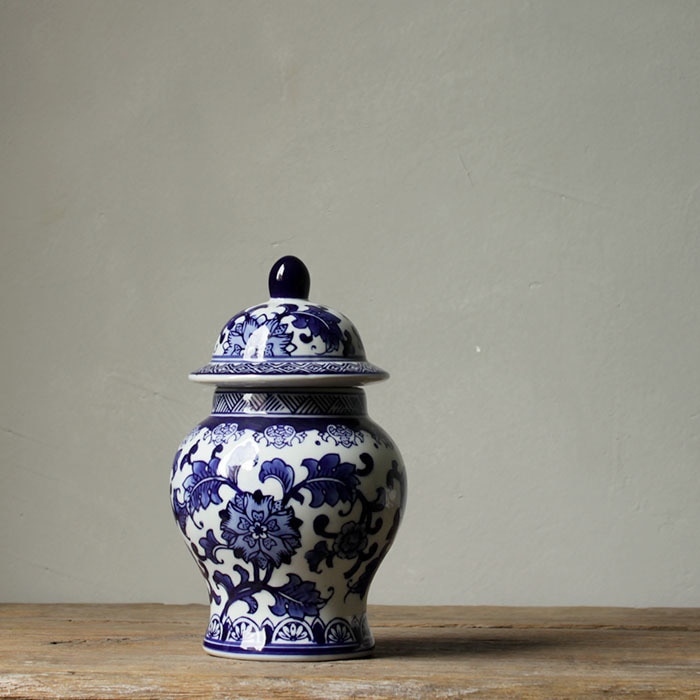 Jingdezhen porcelain hand painted blue and white porcelain general tank Chinese decoration classical home study decoration