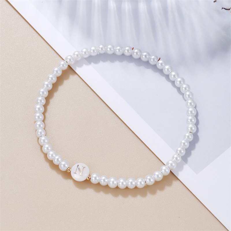 Armbånd med initialer af az til kvinder, trendy hvide perler, rundt vedhæng, elastiske armbånd, smykker, perlemor-charme, pulsera: Imiteret rhodineret