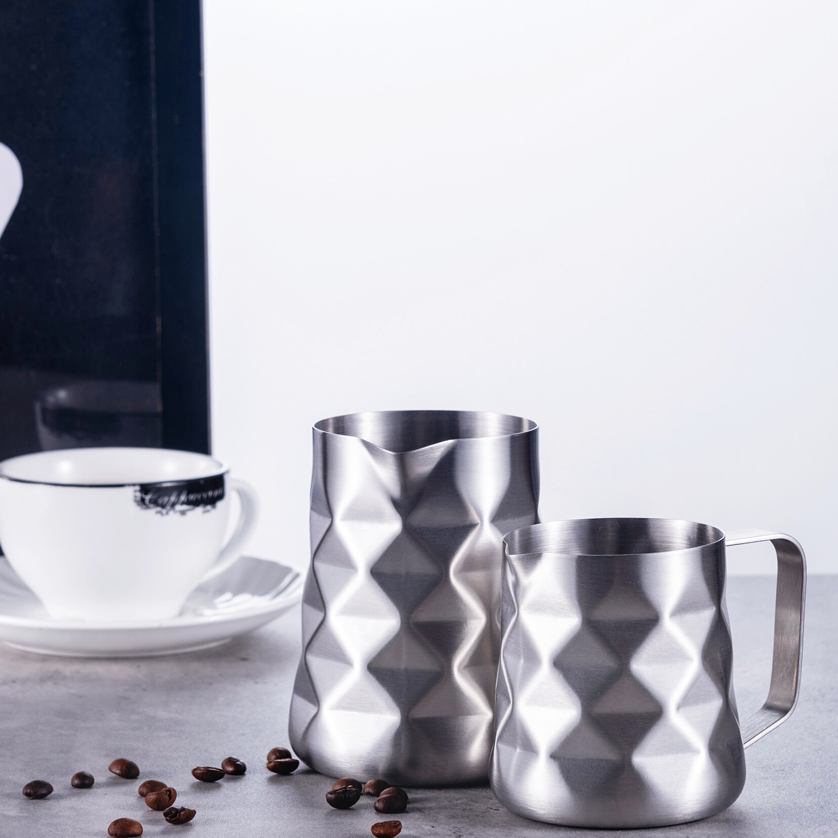 Roestvrijstalen prismatische melkopschuimkan, melkkan, espresso koffie, barista, ambachtelijke latte, cappuccino, roombekermaker