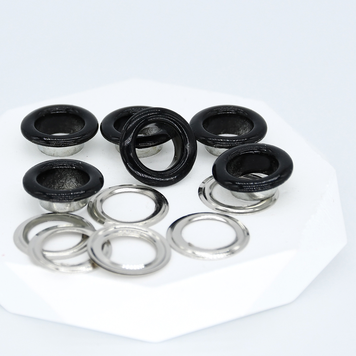 100 setzt 4,5 mm Ösen, Metallösen mit Unterlegscheibe für Kleidungsstück, Schuh, Gürtel, Hütte, Leder, Basteltasche, DIY-Reparaturteile, Zubehör: Weiß