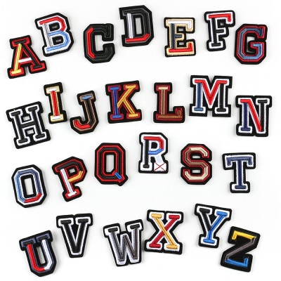 26 stk/sæt az pure white engelsk alfabet bogstav patch blandet broderede strygejern på børn tegnefilm patches til tøj klistermærker badge