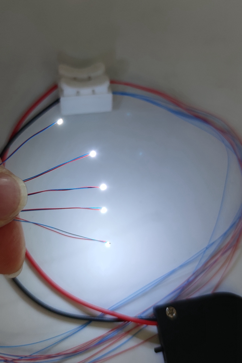 50pcs Pre-wired #0402 Smd Leds,with free Cr2032 3V button battery box,30cm Connection Wires hobby Model Kit for Gundam Lighting: 0402Cold White