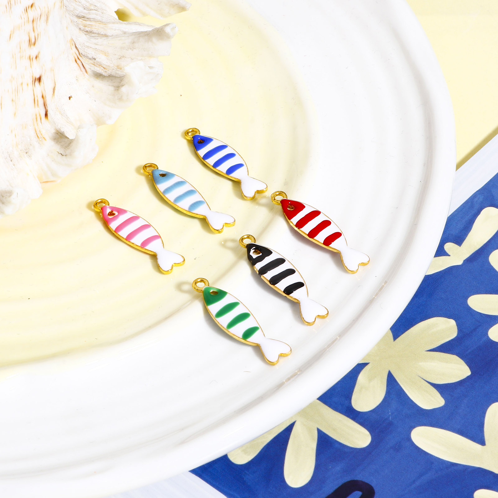 Dijes de pez de aleación de doble cara esmaltados, lentejuelas, peces, colgantes para pendientes Diy, collar, hallazgos para hacer joyas, 26x7mm, 5 piezas