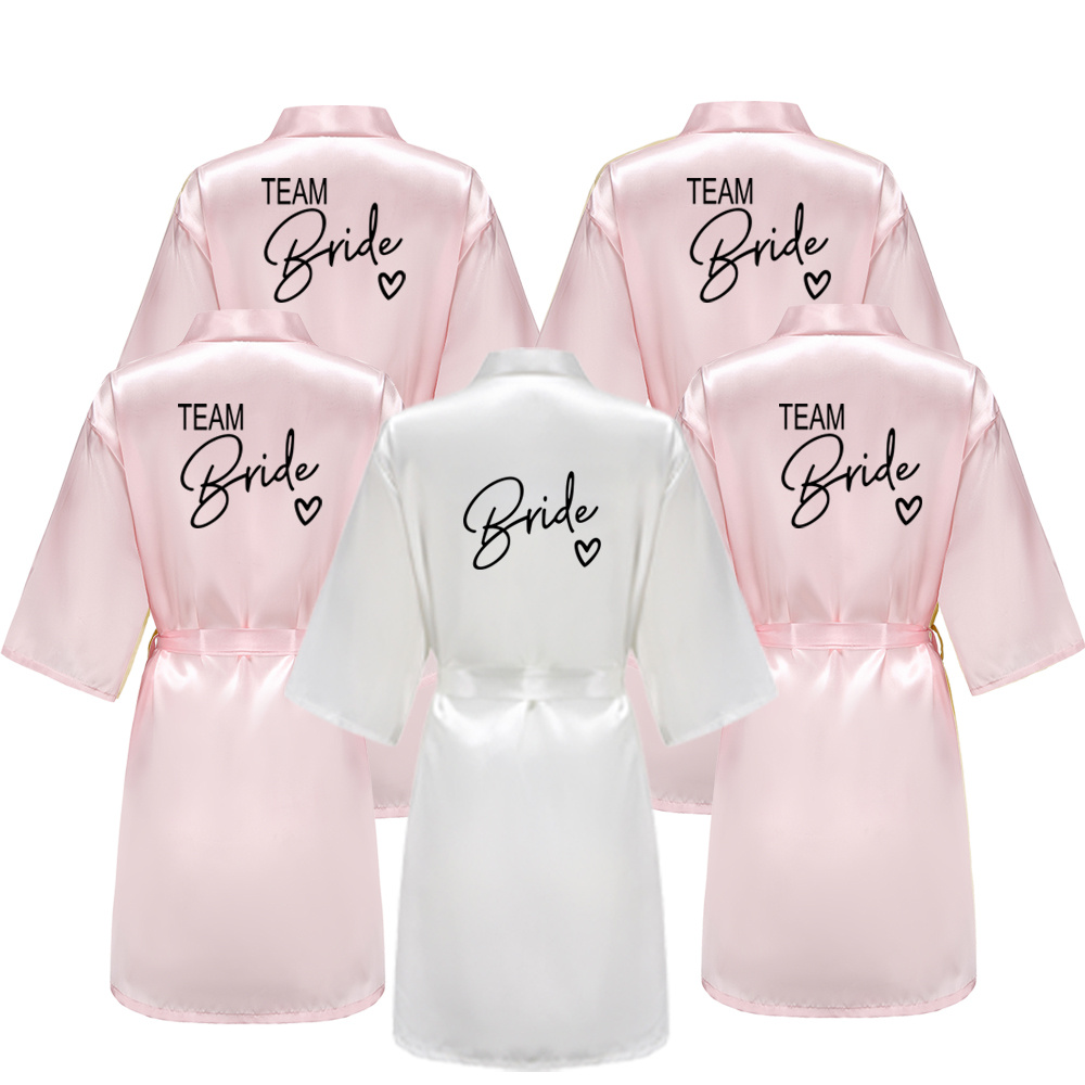 Bruiloft team met zwarte letters kimono satijnen pyjama bruidsmeisje badjas bruid gewaad