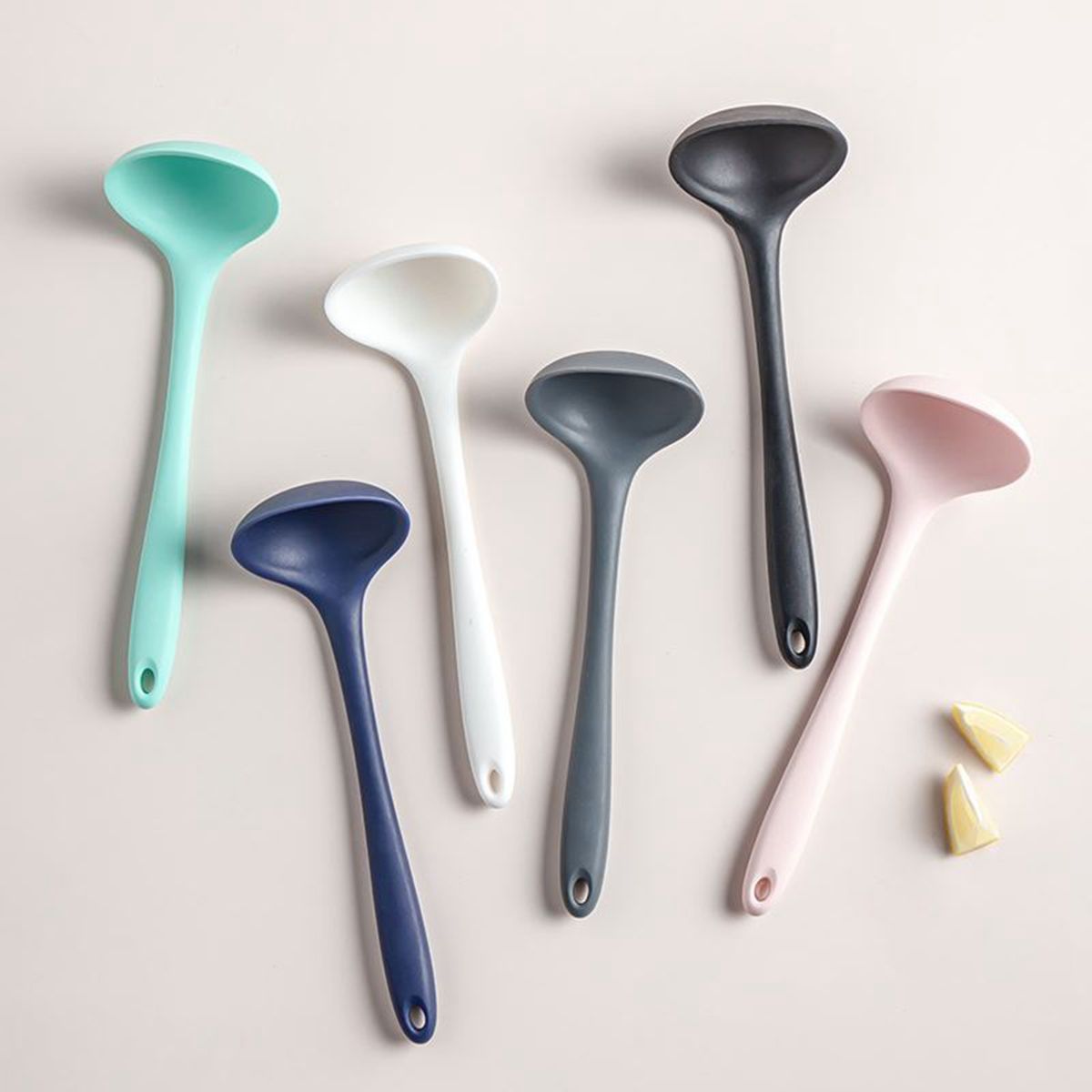 Silicone Ladle Soup Spoon Non-stick Curved Handle Unbreakable Big Round Scoop for Dinner Kitchen Dining Tool Tableware
