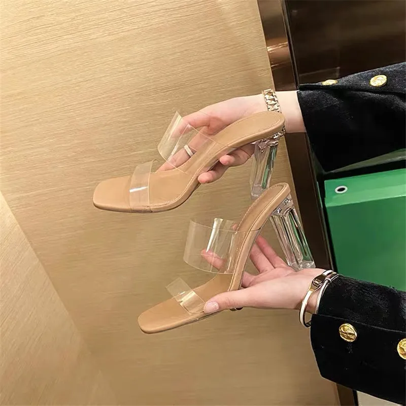 Sommerpumps sandaler til kvinder med åben tå og høje hæle til kvinder med gennemsigtige plexiglass-tøfler.
