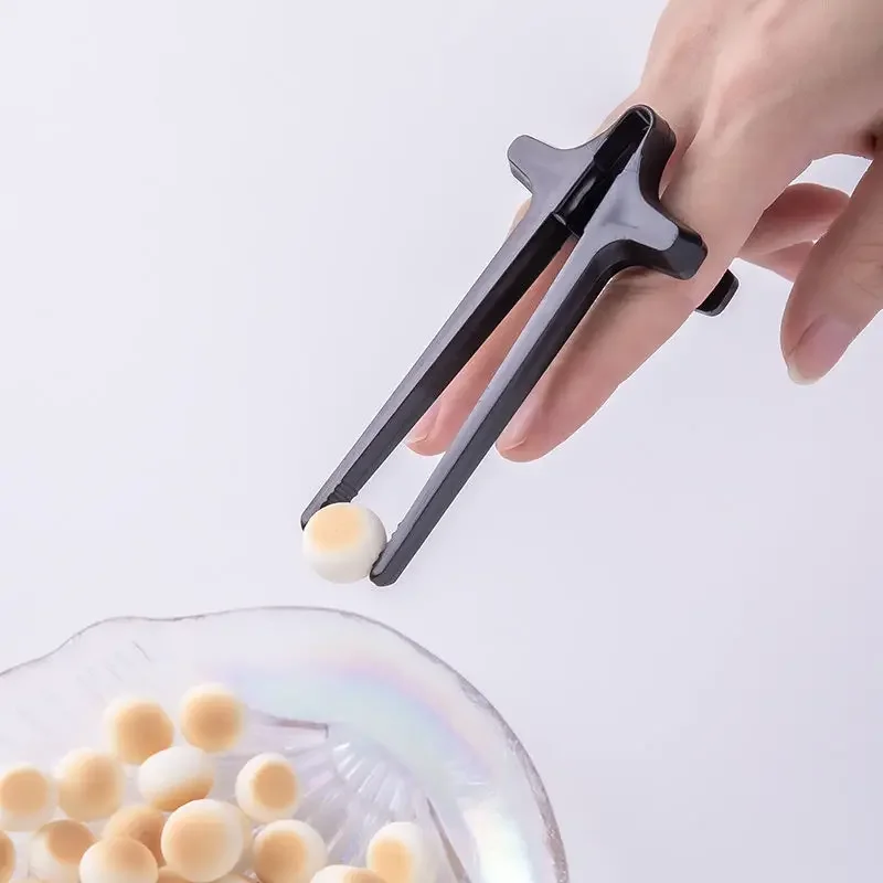 Palillos creativos para dedo, Clip portátil para aperitivos con patatas fritas, pinzas fáciles de operar, herramienta para palillos perezosos para ensalada, comida, no sucia: Negro