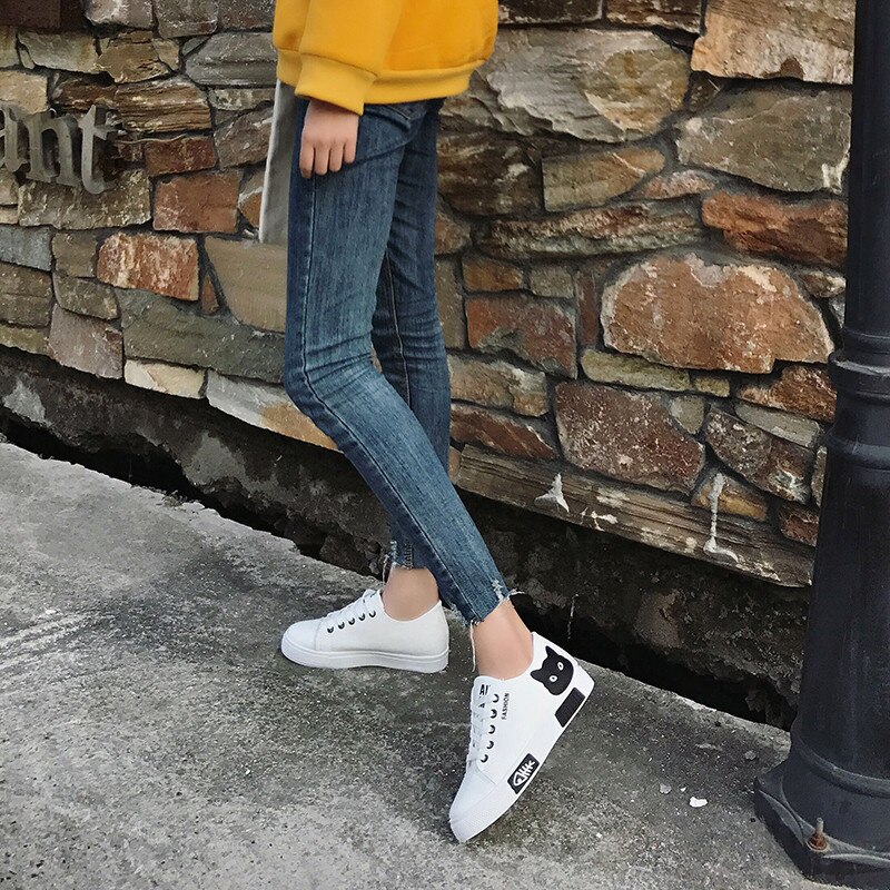 Kvinnor skor kvinnor lägenheter canvas skor platå sneakers kvinnor snörning tecknad katt dam board skor vita kvinnliga skor