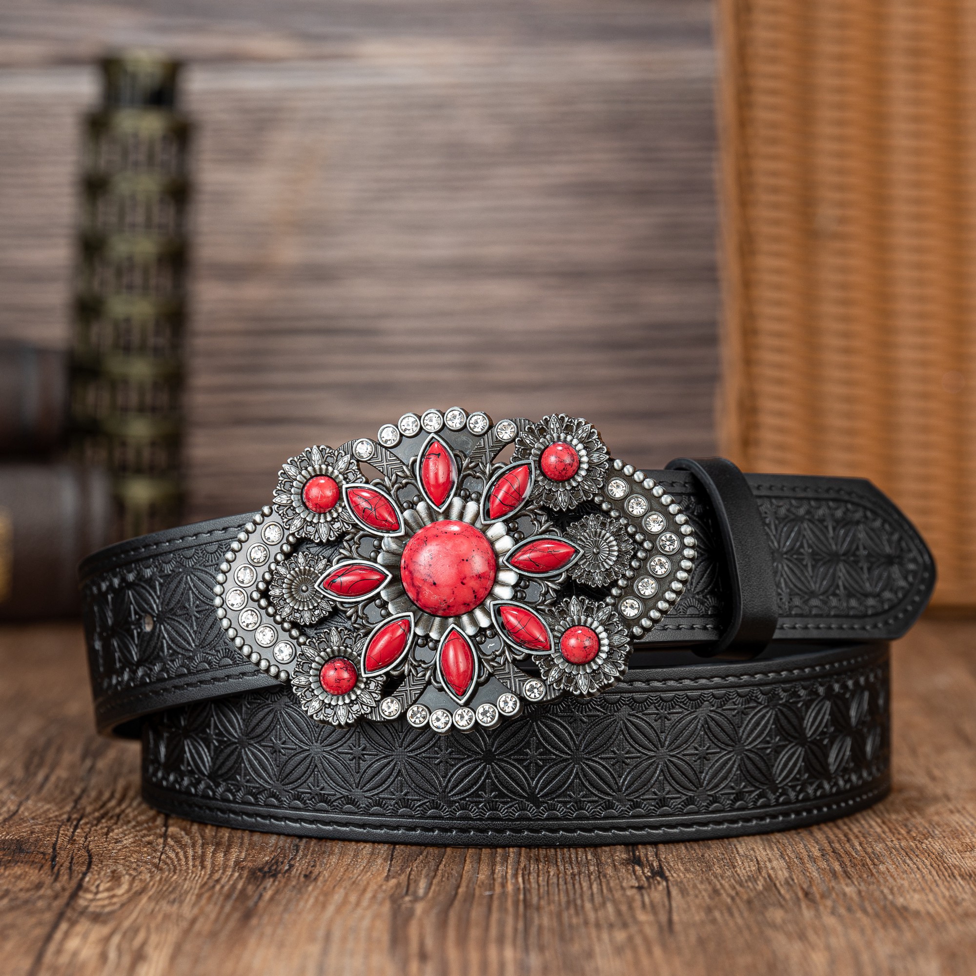Cinturón con botón en relieve de PU, hebilla de placa grande, flor de sol de zafiro rojo, pluma simétrica, tendencia 100 vueltas, corte de ventana: Negro