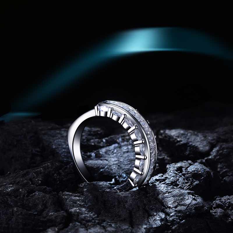 HUITAN Wedding Bands Brilliant Shinny Cubic Zircon Women Rings Luxury Engagement Rings For Women Export& Import