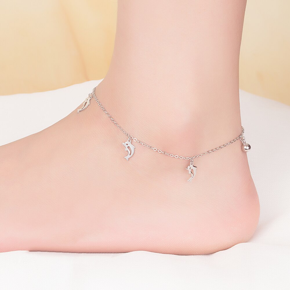 Delfin-fußkettchen mit glöckchen und kette, ideal für damen, perfekt für den sommer am strand oder barfuß. 925- reihige sterlingsilber-ketten.