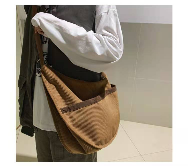 Grote Capaciteit Retro Effen Kleur Knoedel Tas Literaire Doek Tas Corduroy Dame Messenger Bag: Coffee