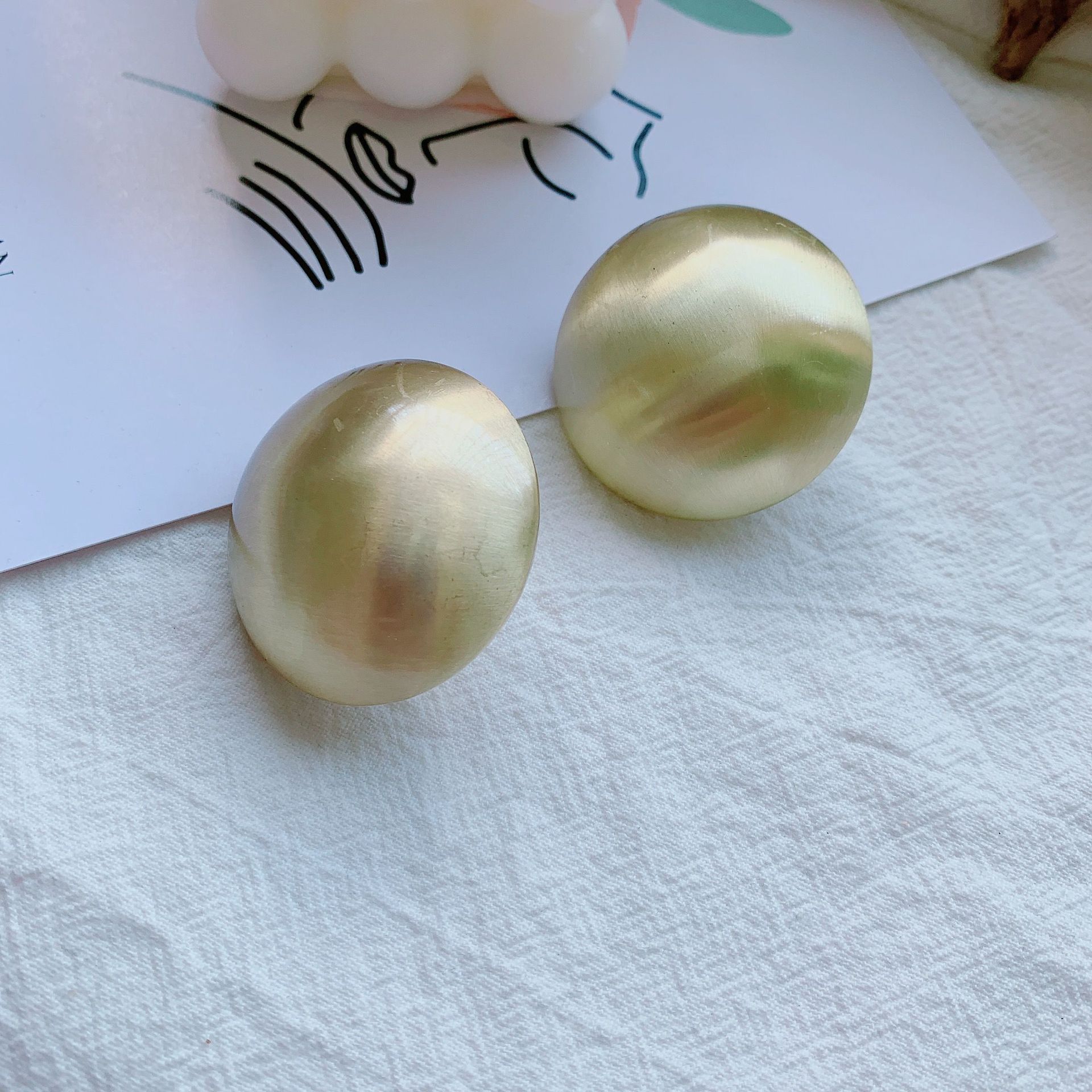 HUANZHI Nuovo 2019 di Modo Stereoscopico Geometrica Mezza Sfera Oro Opaco Metallo Grande Orecchini con Perno per le donne Delle Ragazze Del Partito Accessori