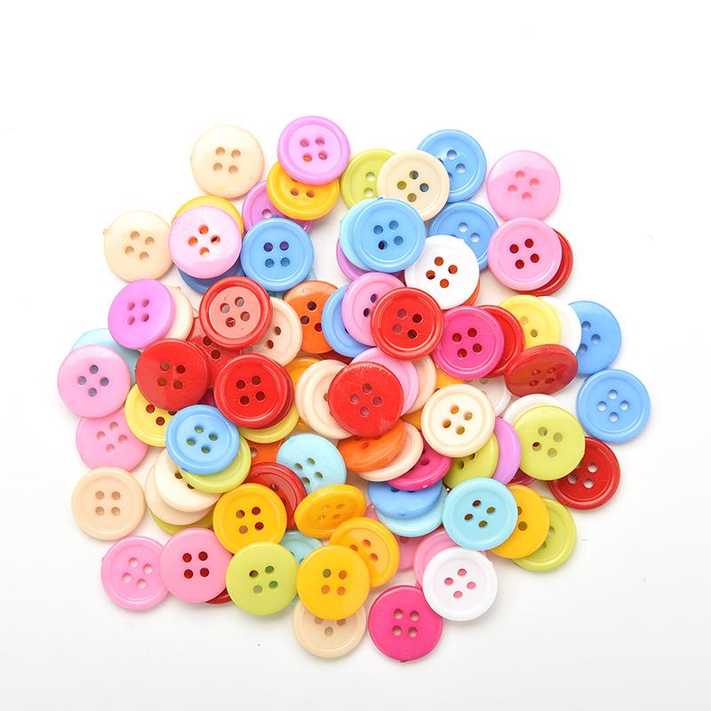 100PCS Mix Forma Ci Sono Un Sacco di Colori FAI DA TE Scrapbooking Cartoon Bottoni Plastica Bottoni Per Bambini Indumento di Cucito Nozioni Giocattoli