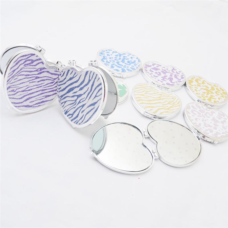 Mini poche en forme de coeur maquillage miroir cosmétique Compact miroirs Portable Double côtés maquillage miroir pour les femmes (couleur aléatoire)