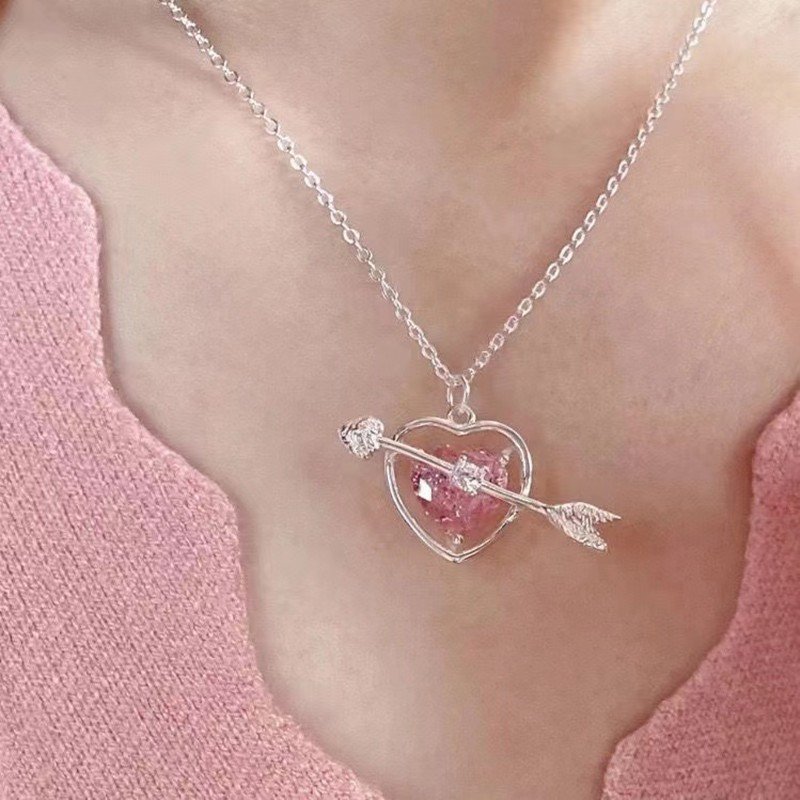Collier avec pendentif ailes d'ange en cristal rose coréen pour femmes, bijoux minimalistes, chaîne de cou pour filles, flèche de cupidon, 2023