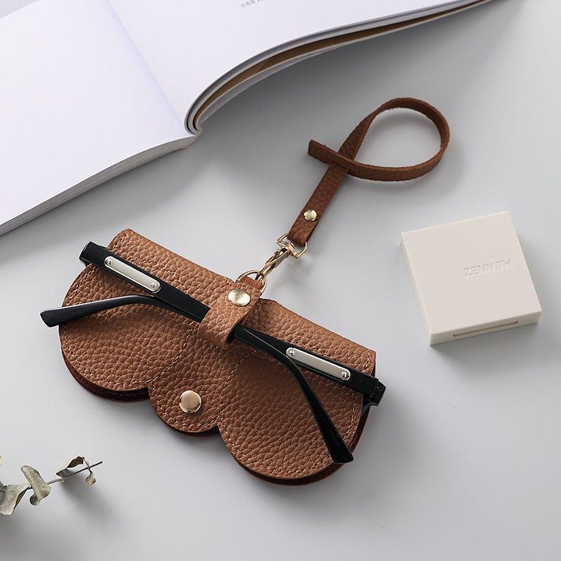 Brillenhülle mit Litschi-Prägung, niedlich, zum Aufhängen, PU-Leder, Sonnenbrille, Lesebrille, Aufbewahrungstasche, tragbarer Reise-Brillenhalter: Braun