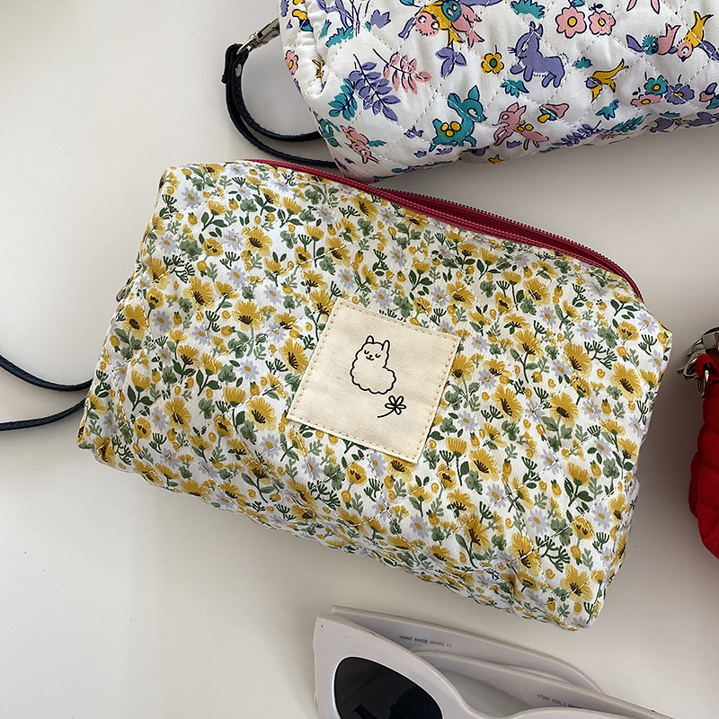 Koreaanse gewatteerde make-uptas voor dames, make-up opbergtas, draagbare toilettas, effen kleur, dames beautycase, etui voor benodigdheden: Madeliefje
