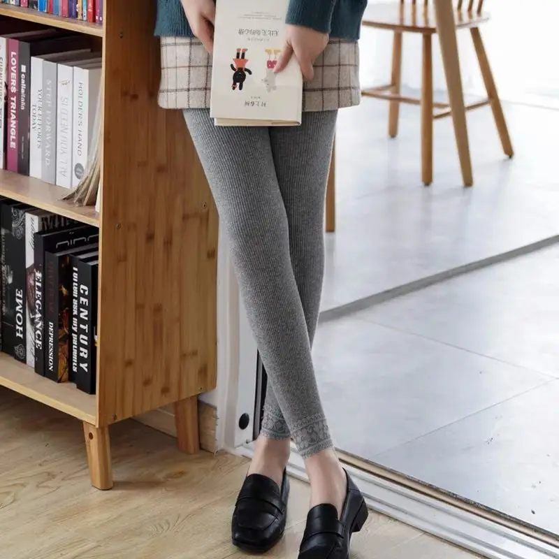 Pantalones de lana gruesa para mujer, mallas térmicas de algodón, adornos de encaje adelgazantes, pantalones cálidos de nueve puntos, rayas verticales, Otoño e Invierno