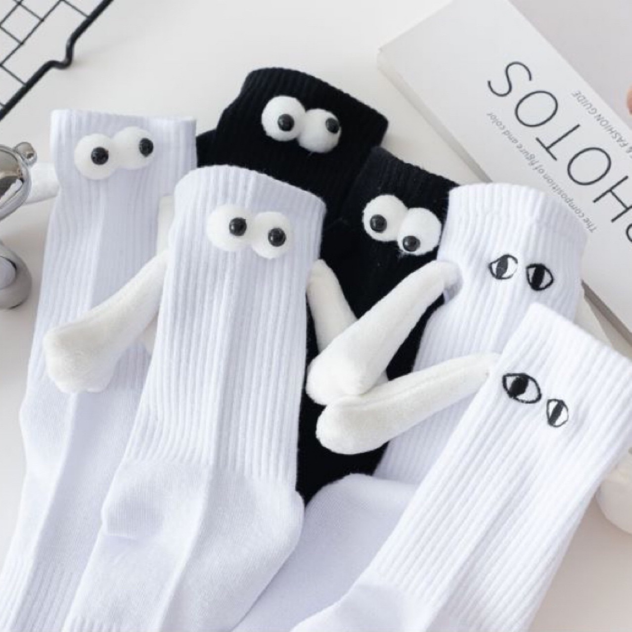 Calcetines magnéticos con manos mujeres hombres negro blanco divertido lindo ojos de dibujos animados pareja calcetines de tubo medio para