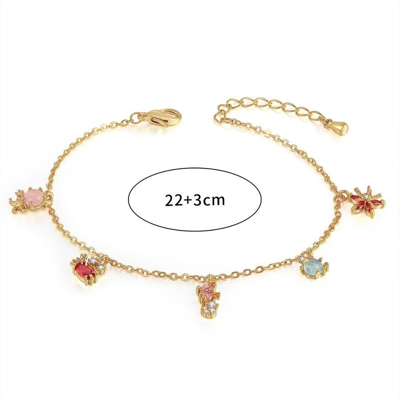 18k vergoldete fußkettchen mit exquisiten kleinen anhängern in form von meerestieren – schlichter, sommerlicher boho-schmuck für damen.