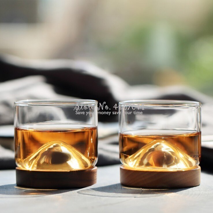 Hjemmekjøkken whiskyglass fjell trebunn vin gjennomsiktig glasskopp til whisky vin vodka bar klubb