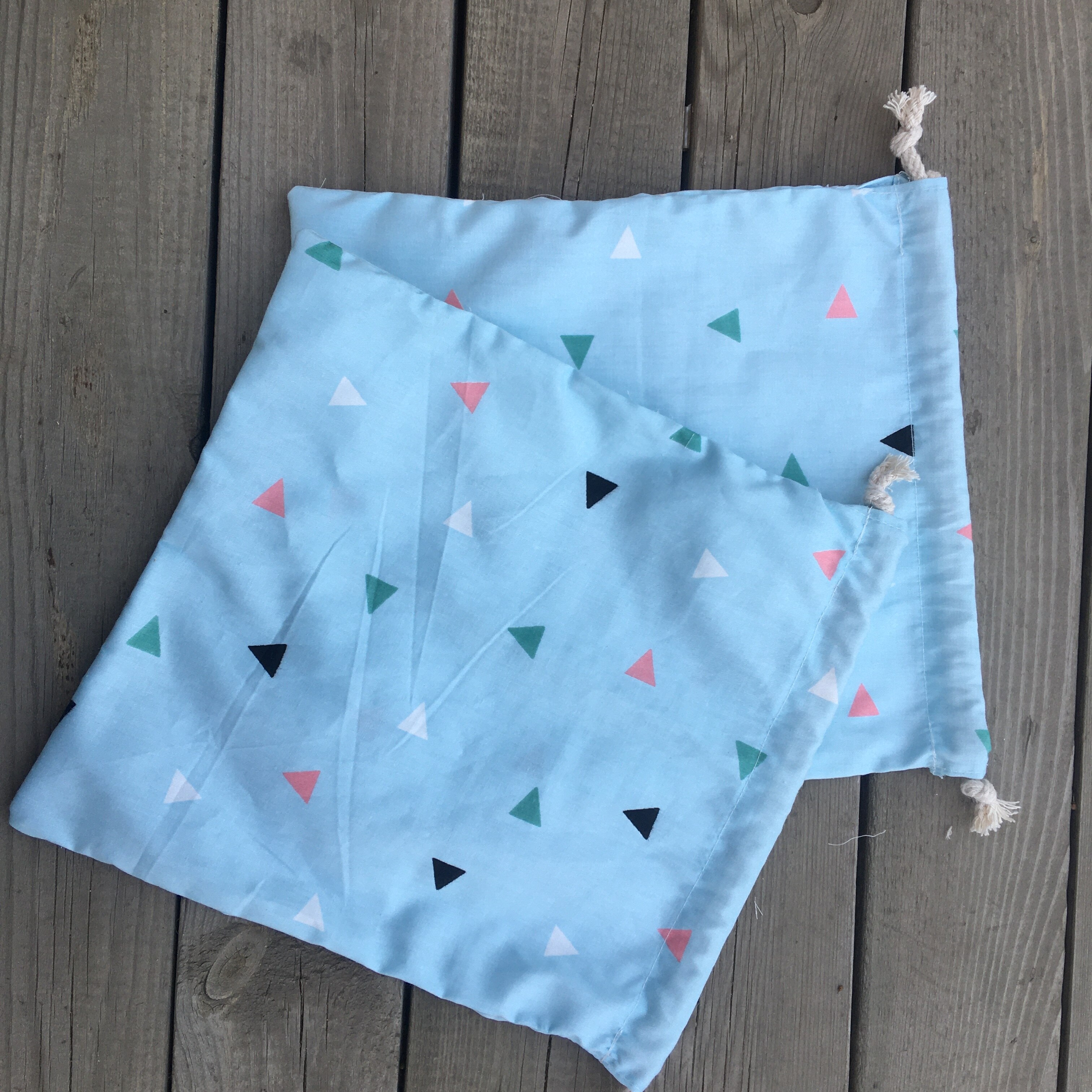 1pc katoenen trekkoord multifunctionele gesorteerde tas feesttas kleurrijke driehoeken blauwe basis  yl605