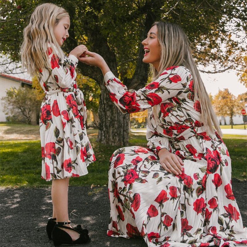 Moeder- en dochterjurk met lange mouwen en bloemenprint, bijpassende familieoutfits, outfits voor het hele gezin, mama-en-dochterjurken voor meisjes.