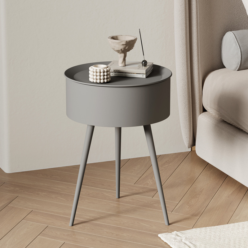 Elegant krämigt nattduksbord - kompakt nordiskinspirerad förvaring med robusta metallben för hem och kontor