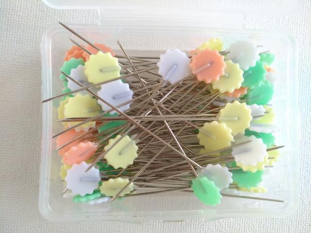 100 stk / boks plomme blomst pin mørk farge manuell rask sommerfugl knapp sommerfugl pin sy pinner og nåler smykker lage  fz57: En