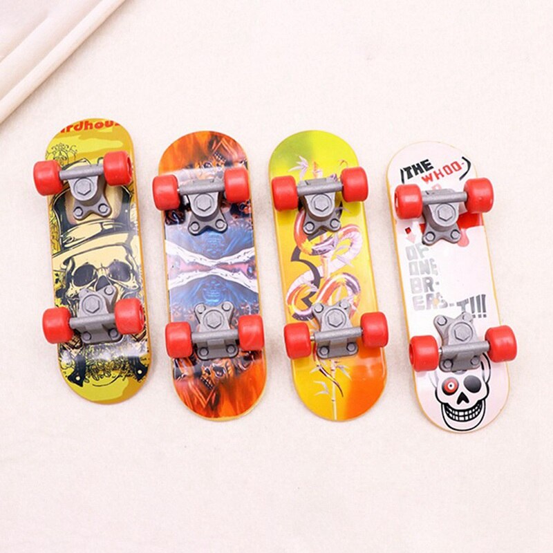 Børn mini finger skateboards træ fingerboard finger skateboard træ basale fingerboards скейт для пальцев: Tilfældig farve