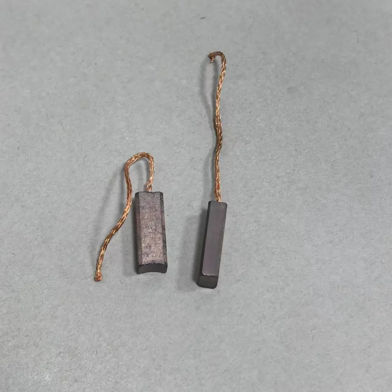 100 Stück für Valeo Halla Auto-Generator, Kohlebürste, elektrische Bürste, 4,5 x 6,5 x 20 mm, hoher Kupferwiderstand