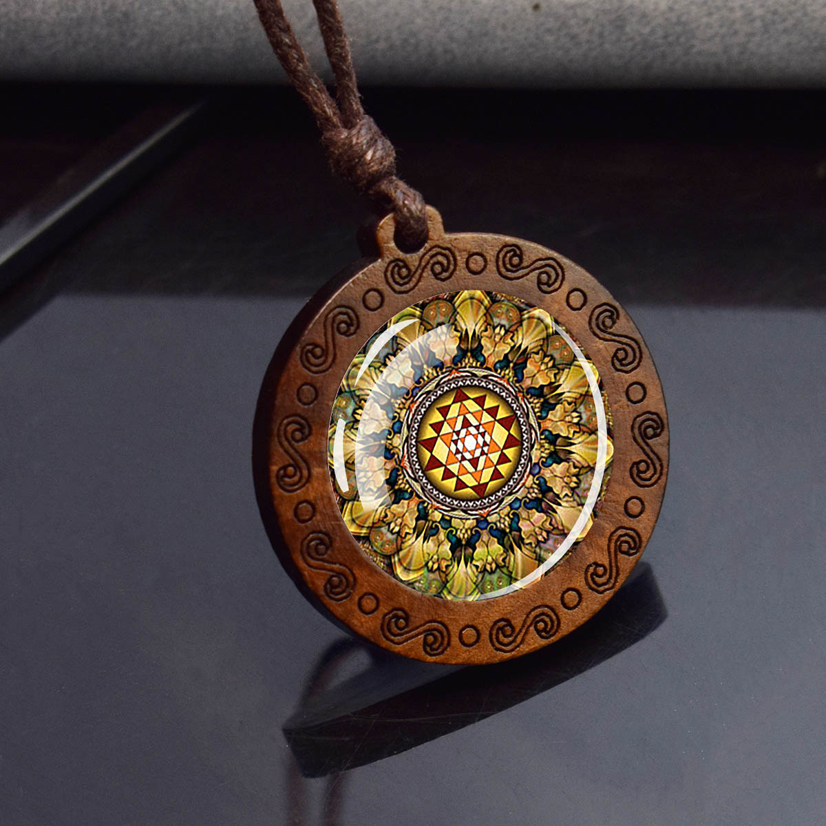 Sri Yantra Mandala Glas Halskette Holz Anhänger buddhistische heilige Geometrie Schmuck spirituelle Yoga: Nachgemachter Rhodium überzogen