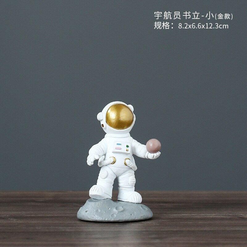 Astronaut Pen Houder Boek Stand Decoratie Veranda Opslag Woonaccessoires Woonkamer Hars Ambachten: Toss the ball (gold)