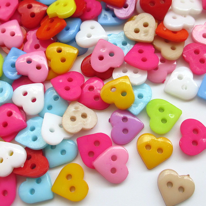 Suoja 50 stuks gemengde 6mm mini-kleine hartvormige knopen plastic naaipoppenkleding 2 gaten knoopversieringen plakboek