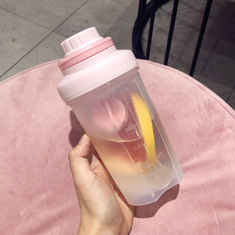 Xinchen plast protein shaker flaske med bærehåndtag låg mundskala til mænd og kvinder gym fitness lyserød 500ml 700ml oz: 500ml lyserøde