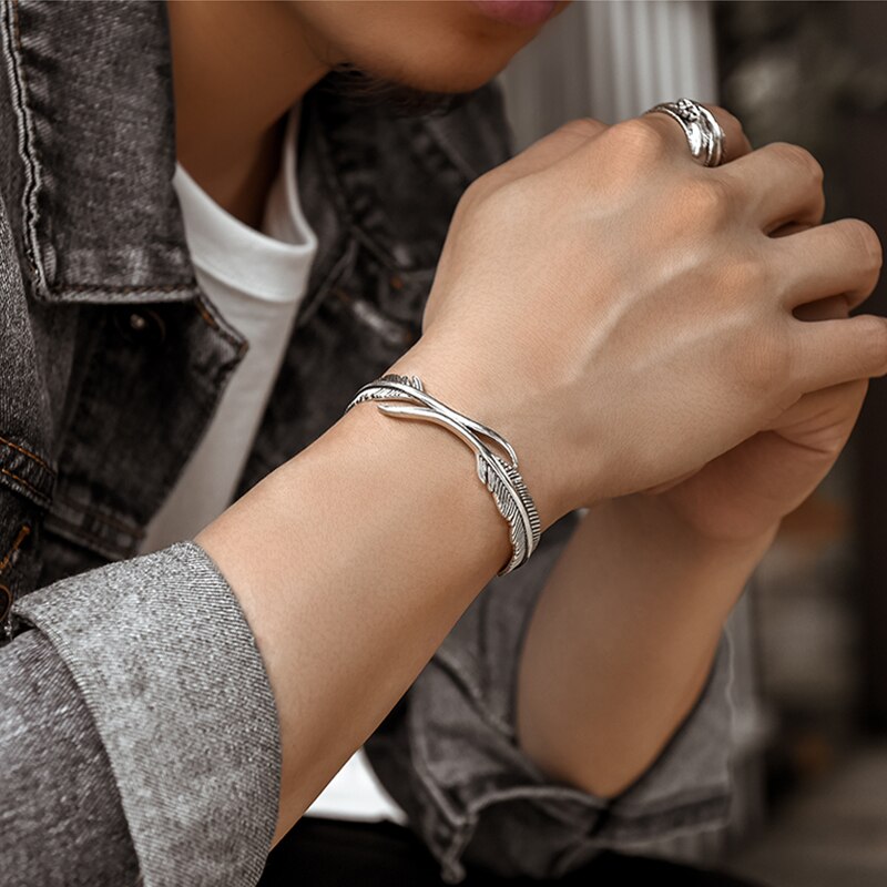 Silbernes retro-Armbinde mit federdesign für herren und jungen – ein trendiges schmuckaccessoire für freunde und Partner.