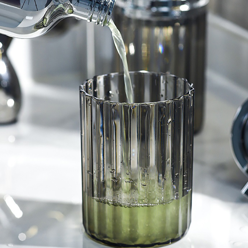 Käsien vaahtoava saippua-annostelija kylpyhuoneeseen nestemäinen saippuamousse-pullo, täytettävä keittiön painettava astianpesuainesäiliö