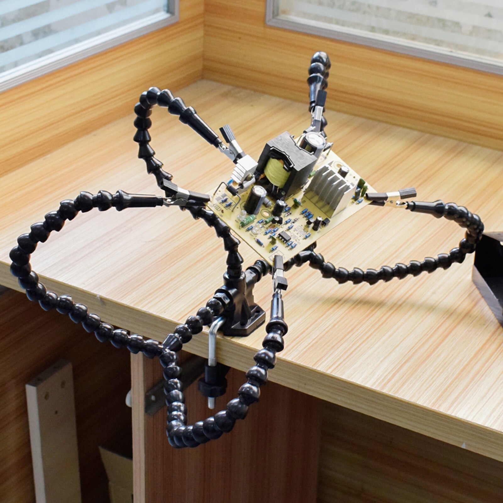 Derde Hand Solderen Helpende Handen Workshop Soldeer Station Tool 5 Arms 360 Graden Draaibare Clips Met Led Licht